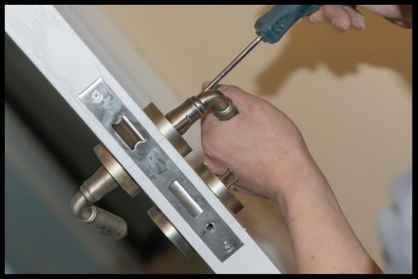 Guides on How to Install and set up a Lock